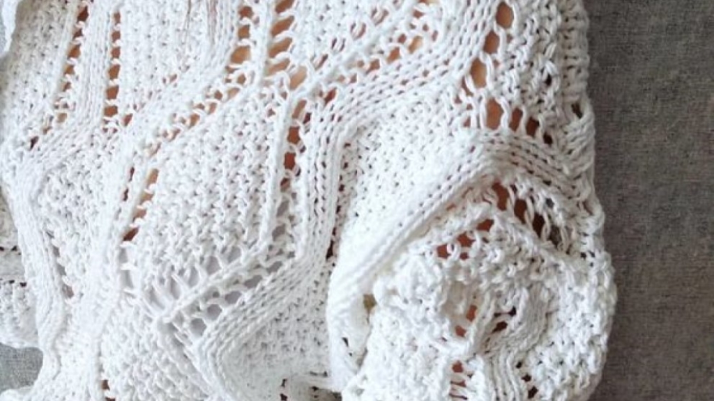 Белый вязаный свитер вернулся в моду – с чем его носить