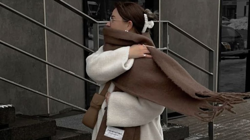 Инструкция по стилю: как выбрать и с чем носить 5 самых модных шарфов этого сезона (ФОТО)