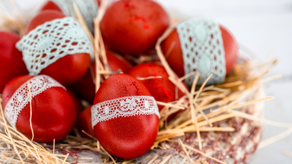 В реку можно, в озеро нет: священник объяснил, куда девать остатки продуктов после Пасхи