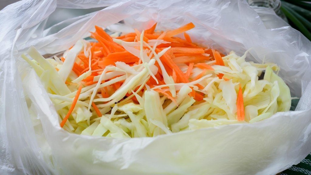 Просто складіть все в пакет: цією квашеною капустою можна ласувати вже за 2 дні (РЕЦЕПТ)