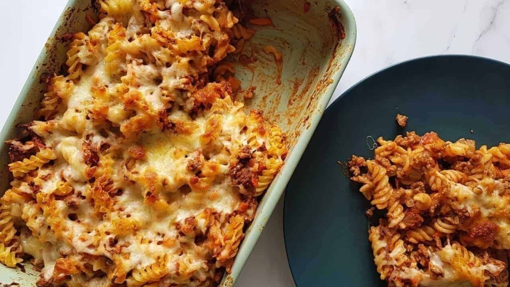 Сытный ужин из макарон и кусочка курочки: простой рецепт (ВИДЕО)