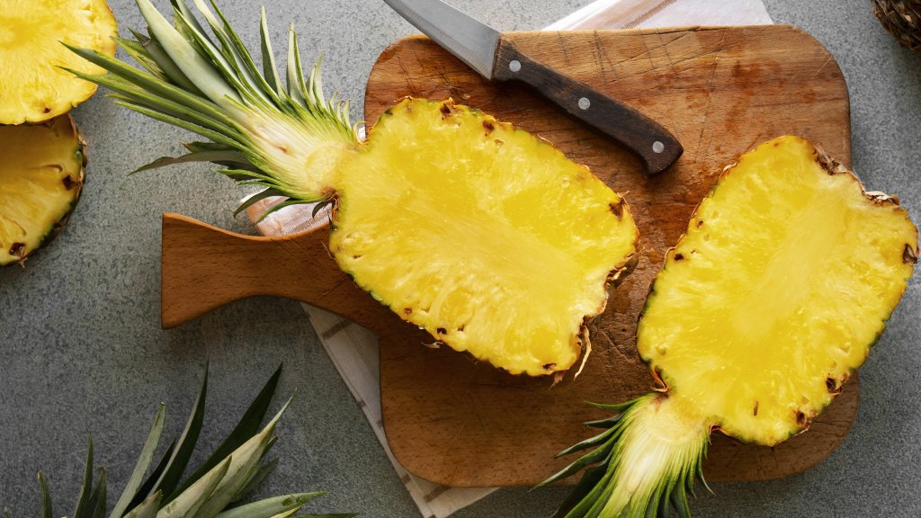 Кілька рухів ножем - і ананас нарізаний: найзручніший спосіб подачі плода (ВІДЕО)