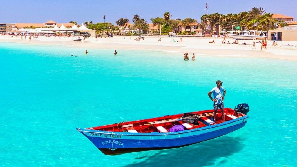 Настоящий хит сезона: туристы массово бросились на новый курорт – солнечный и лучше Канарских островов.