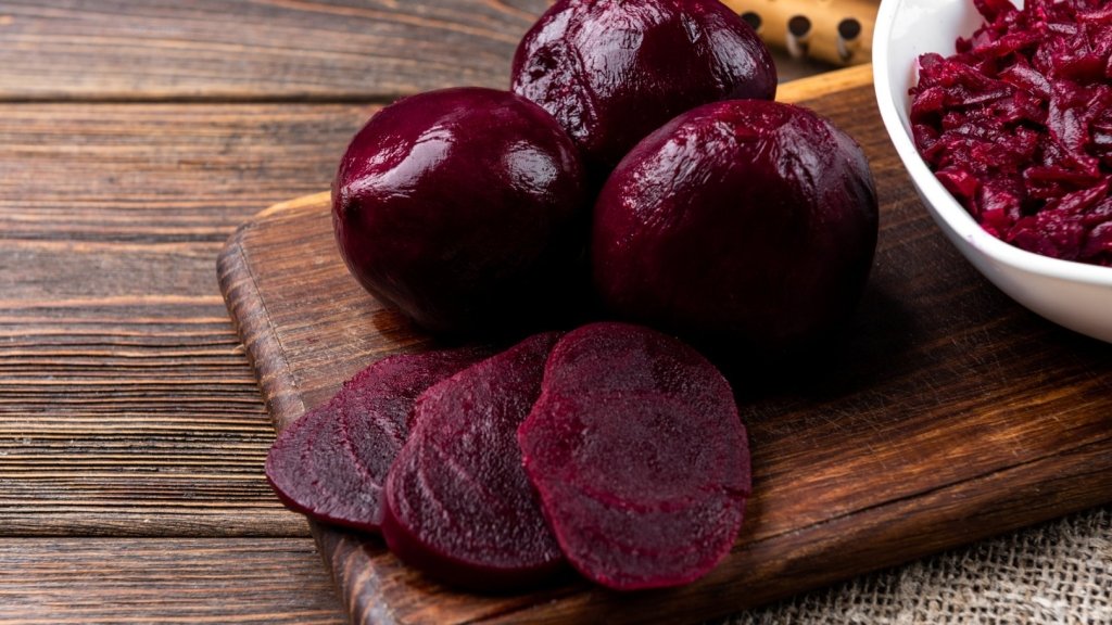 Сколько минут варить свеклу для ярко-рубинового цвета: 2 лучших способа
