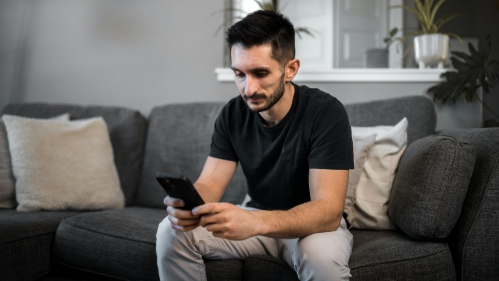 Байдужість до трагічних новин: що таке емпатійне вигорання та як повернути здатність співпереживати