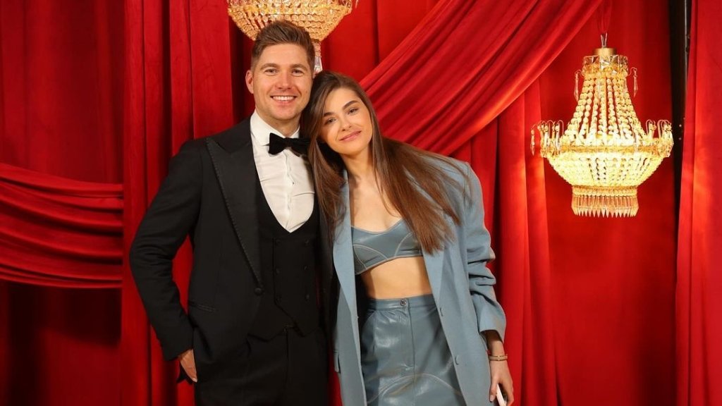 Больше нечего делить с Горняком: жена Остапчука показала разрушенный обстрелом дом (ФОТО)