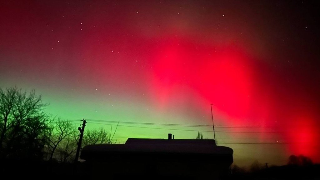 Изумрудное небо над Украиной: в Сети появились невероятной красоты фото довольно редкого явления
