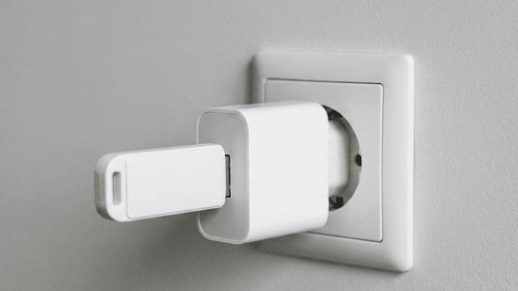 Что будет, если вставить USB-флешку в зарядку: простой эксперимент