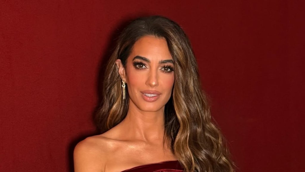 Геть суворі костюми: Амаль Клуні вразила розслабленим образом у "брудних" джинсах-кльош (ФОТО)