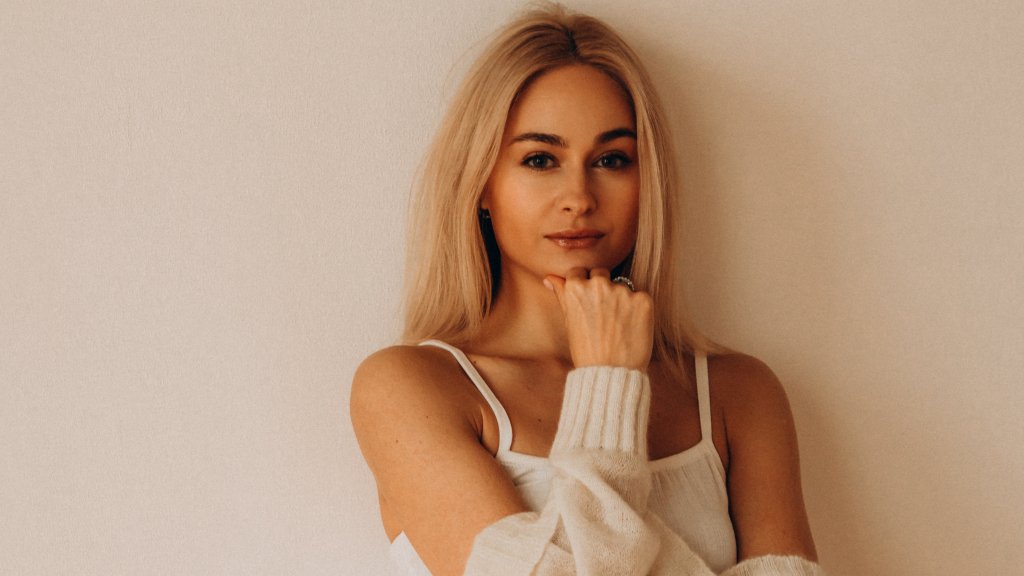 "Не стесняюсь показывать себя без макияжа": как Анастасия Цимбалару поддерживает безупречный вид в безумном ритме съемок (ЭКСКЛЮЗИВ)