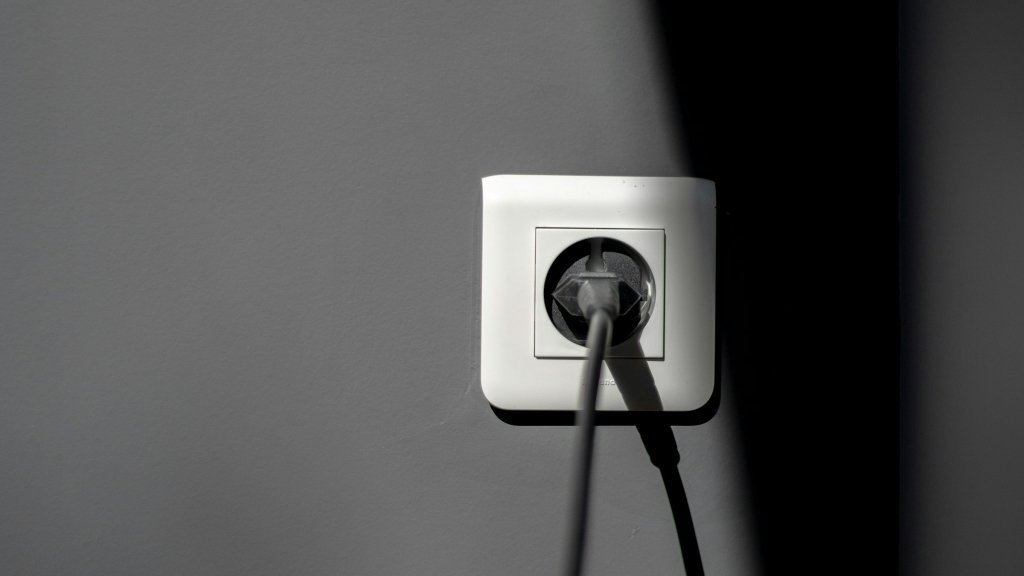 Какие приборы не нужно выключать из розетки: полный список и объяснение экспертов