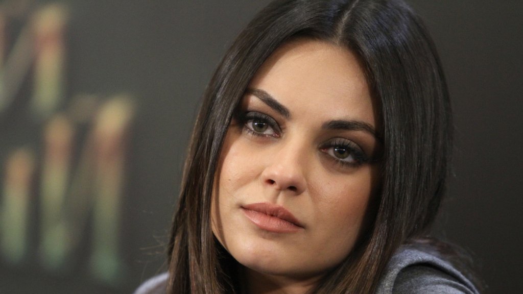 Не только для вечеринки: Мила Кунис показала, как носить атласную юбку в повседневном зимнем образе (ФОТО)