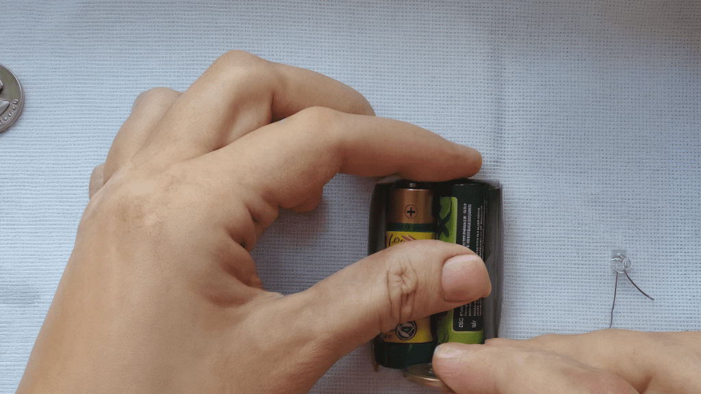 Монета + батарейки: як зробити ліхтарик своїми руками за 30 секунд (ВІДЕО)