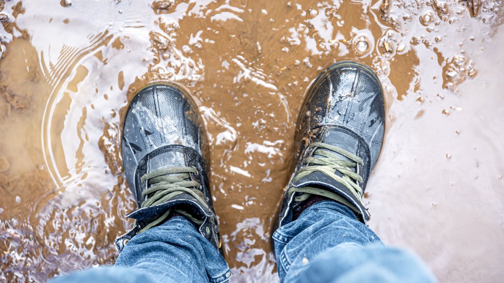 Как высушить мокрую обувь всего за 15 минут: правильный способ, с которым кроссовки и сапожки останутся целыми