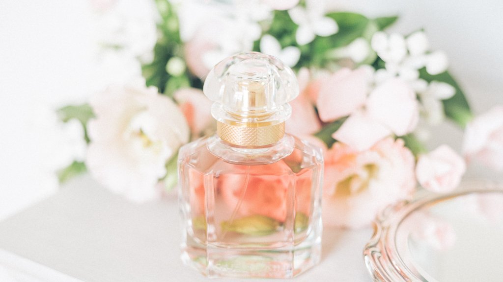 Як змусити навіть бюджетні парфуми пахнути весь день: 7 безвідмовних лайфхаків