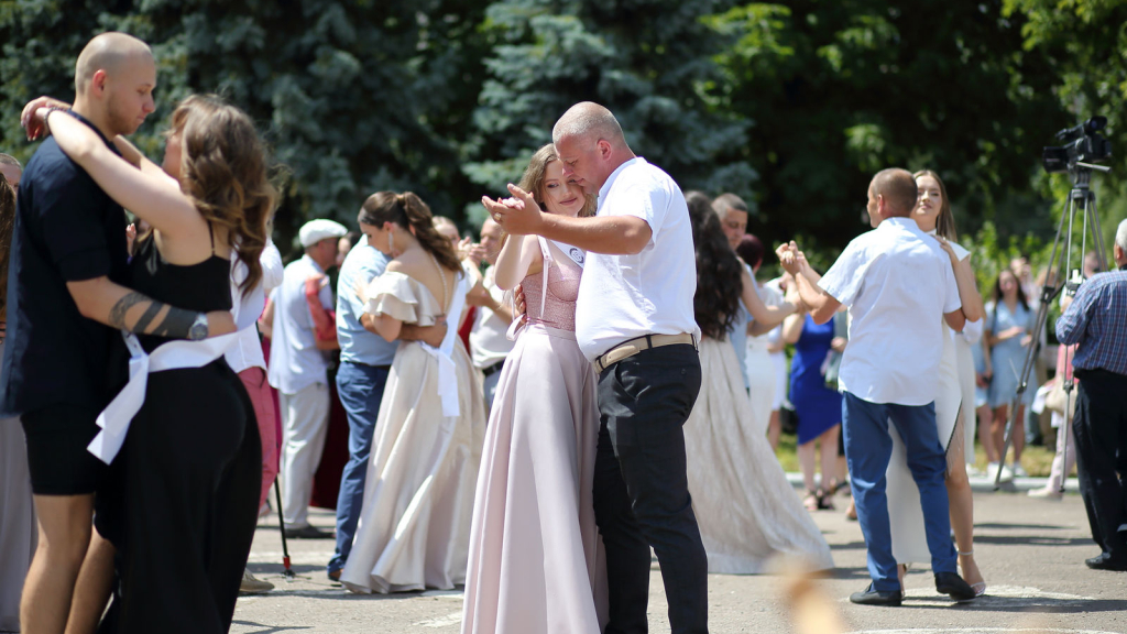 Для того самого моменту: добірка треків для випускного танцю з батьками (ВІДЕО)