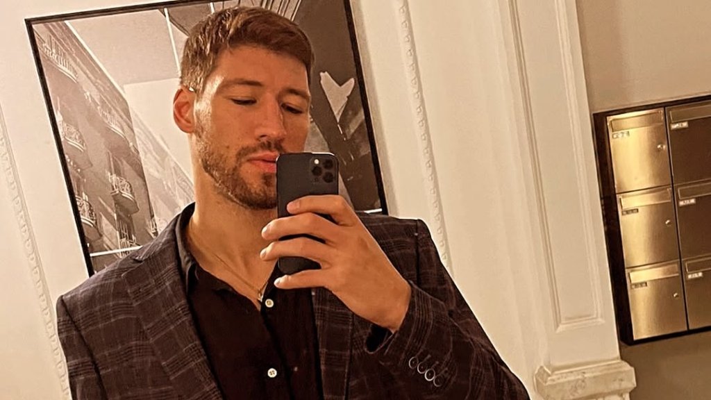 Размер имеет значение? Холостяк Кравцов с юмором ответил на шутки о своем рекордном росте (ФОТО)