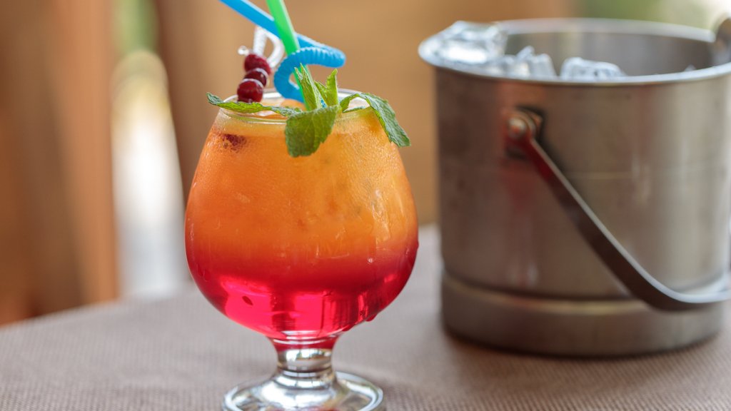 О чем молчат бармены: зачем на самом деле в коктейль кладут две трубочки