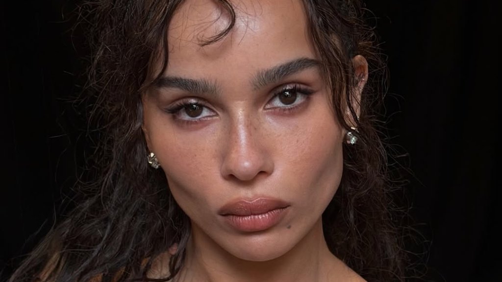 Зои Кравиц показала модный макияж с "кошачьими" стрелками: такие идут каждой (ФОТО)