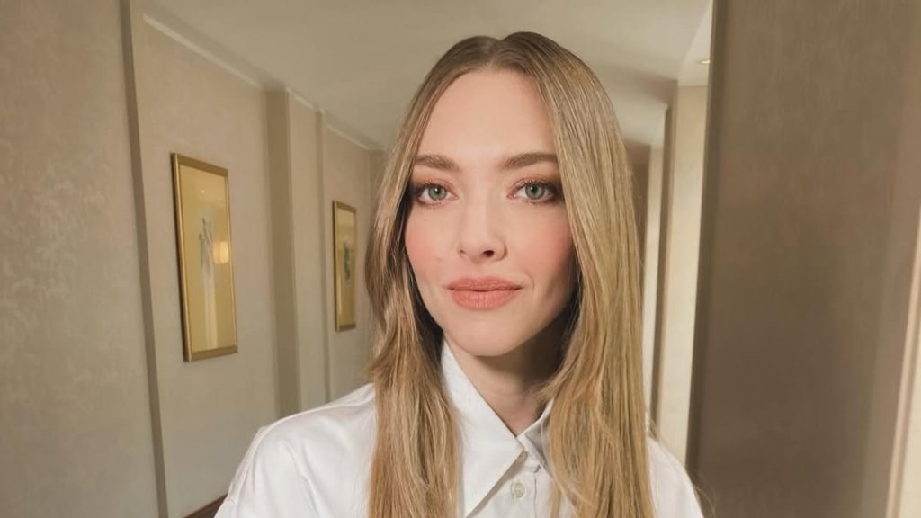 Аманда Сайфред показала свою спальню у скандинавському стилі: спокій, мінімалізм і колір, що дарує сон