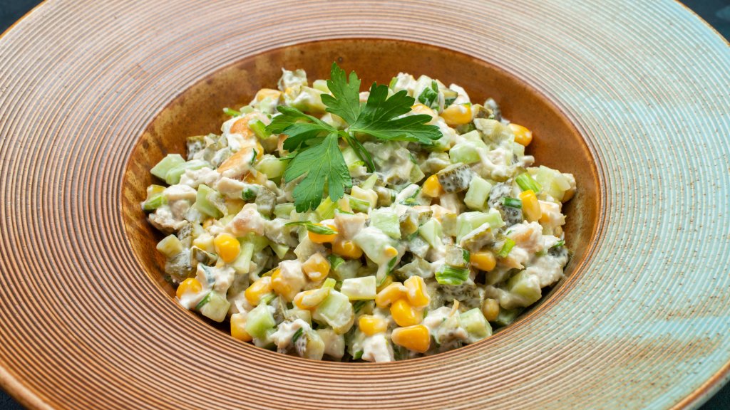 Вместо горошка положите в оливье этот ингредиент: вкус изменится до неузнаваемости (РЕЦЕПТ)