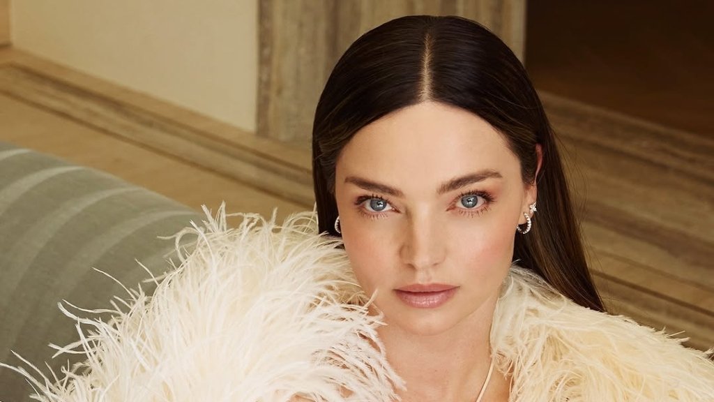 Какая красавица! Миранда Керр похвасталась невероятными ногами в бархатном мини-платье (ФОТО)