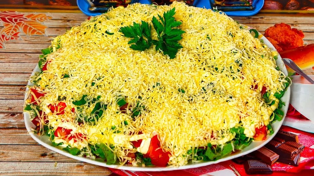 Шикарный "Дачный" салат, который хочется есть постоянно: легкое и яркое блюдо (РЕЦЕПТ)
