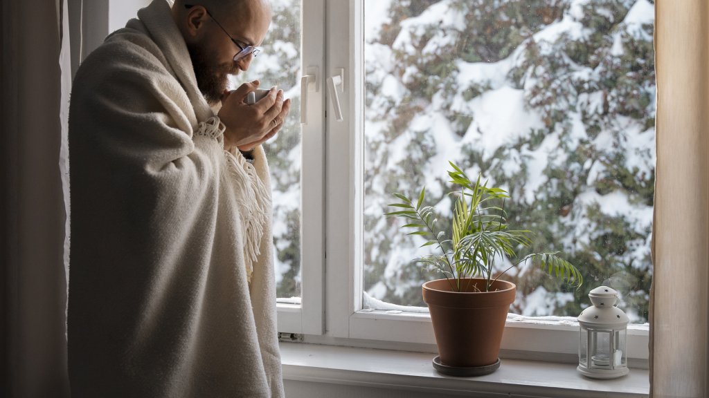 Приклейте це на скло — і вдома стане на 2-3 градуси тепліше: хитрий і простий трюк