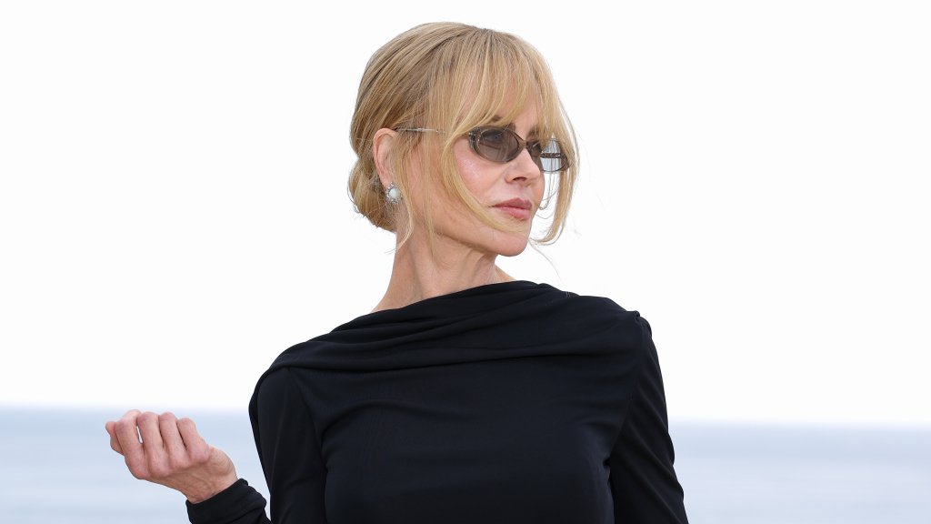 Урок стиля от звезды: как Николь Кидман носит самое модное черное платье во Франции (фото)