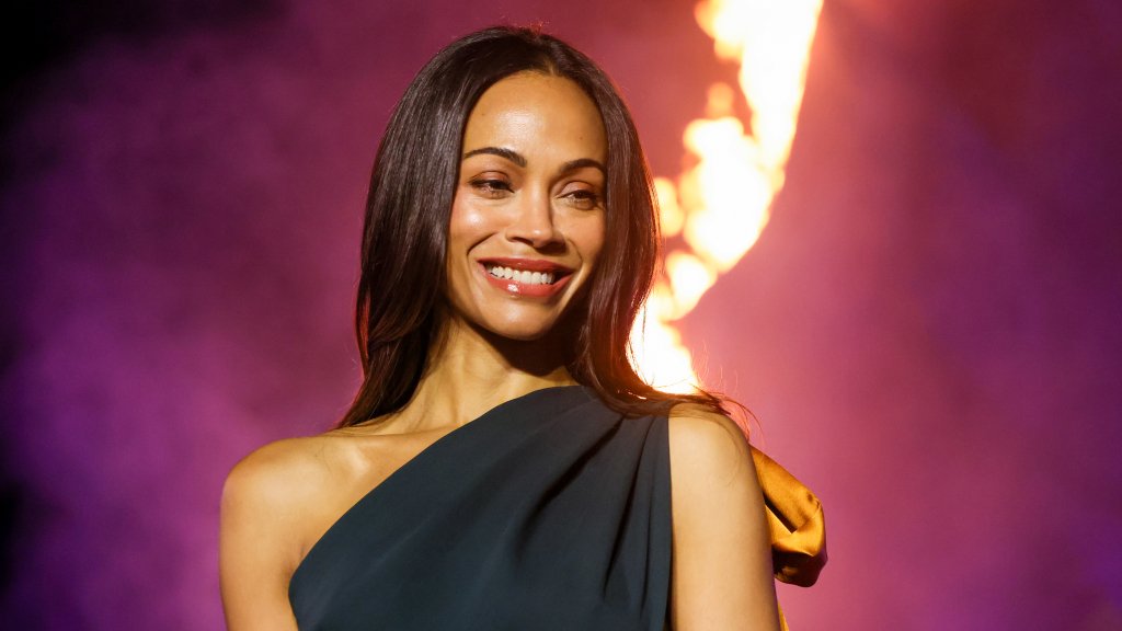 Больше, чем вау! Оцениваем образ Зои Салданы, заставивший всех забыть о правилах красной дорожки (ФОТО)