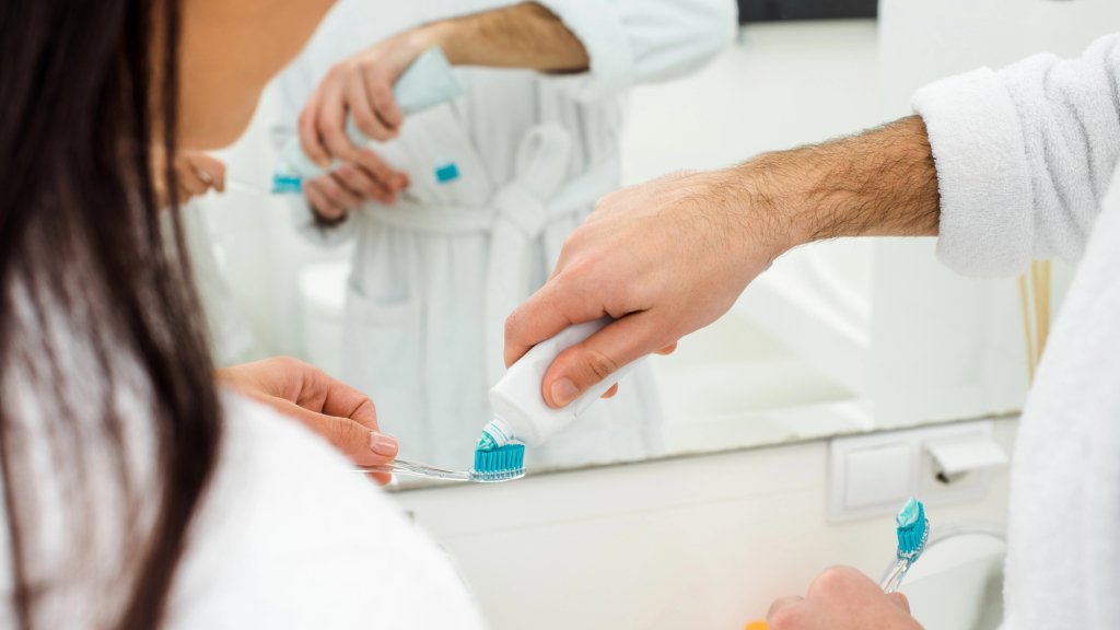 Ежедневные привычки, которые разрушают зубы: стоматолог Виталий Раевский назвал главные причины боли и повреждения эмали