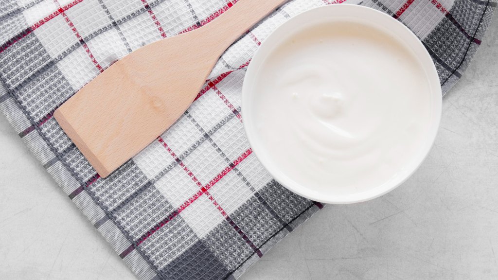 Готовится за 1 минуту: как из двух ингредиентов приготовить густую и вкусную домашнюю сметану (РЕЦЕПТ)