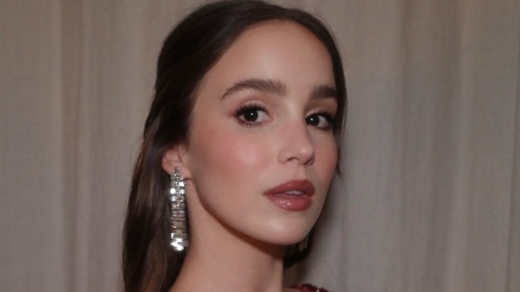 Дружина Кріса Еванса доводить, що блискучі рум'яна — новий тренд макіяжу у 2026 році (ФОТО)