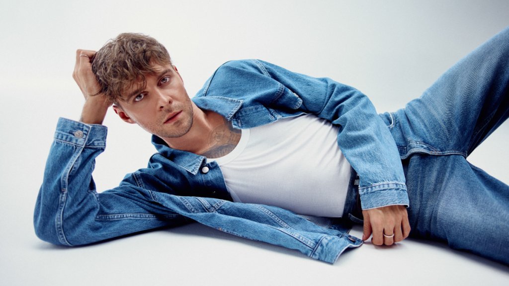 Праздничный сюрприз от Макса Барских: артист представил музыкальную открытку на хит "Не складывается" (ВИДЕО)