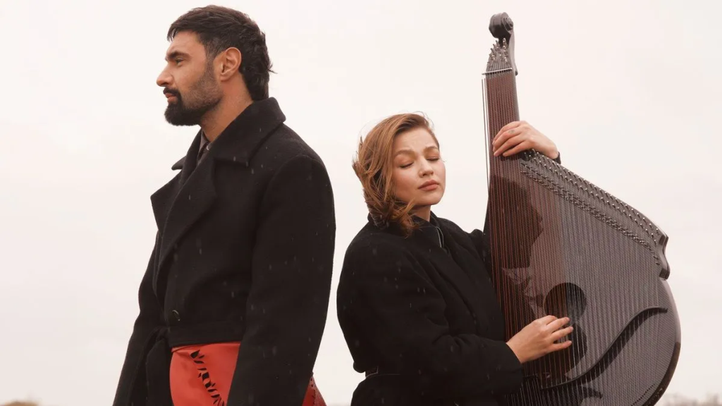 "Було смертельно небезпечно": Козловський і Круть заспівали на розмінованому полі (ВІДЕО)