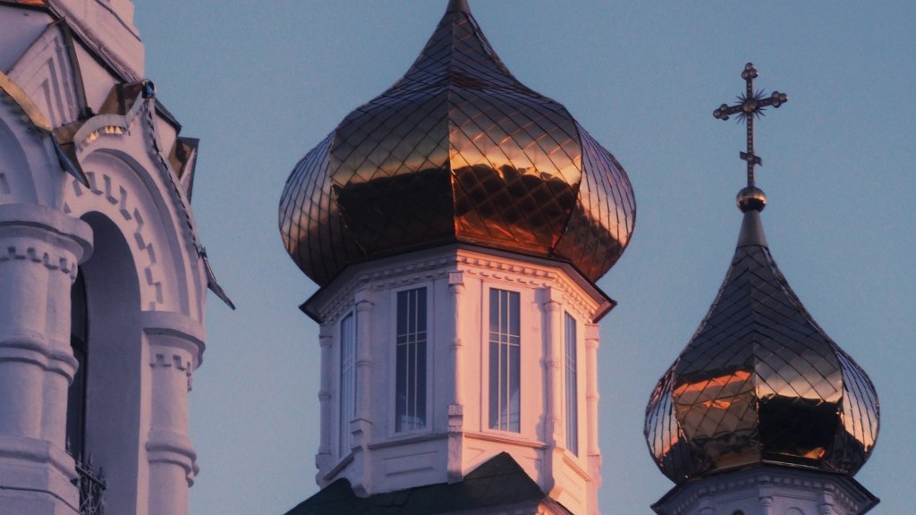 Как правильно здороваться в церкви: ответ священника (ВИДЕО)