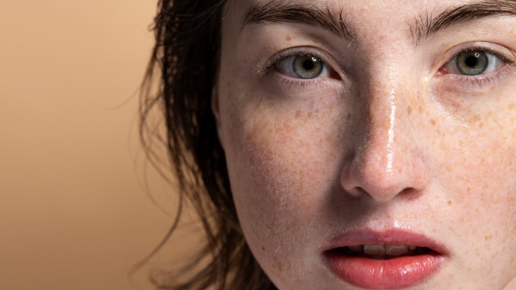 Невидимые враги: 5 повседневных привычек, ускоряющих старение кожи