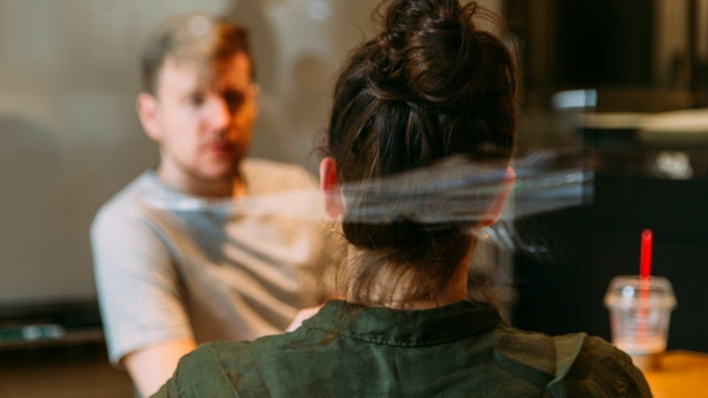 Як змусити людину все розповісти: психологічний трюк, який працює безвідмовно