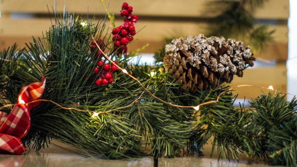 Нет места для большой елки? Вот как красиво украсить дом хвойными ветвями