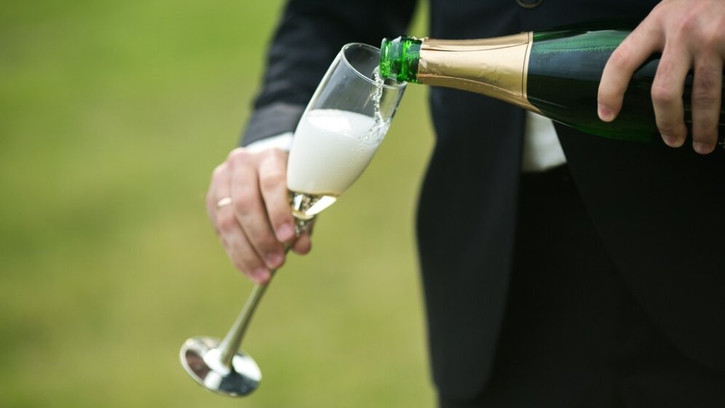 Во что завернуть бутылку открытого шампанского, чтобы сохранить пузырьки: хитрый лайфхак от сомелье