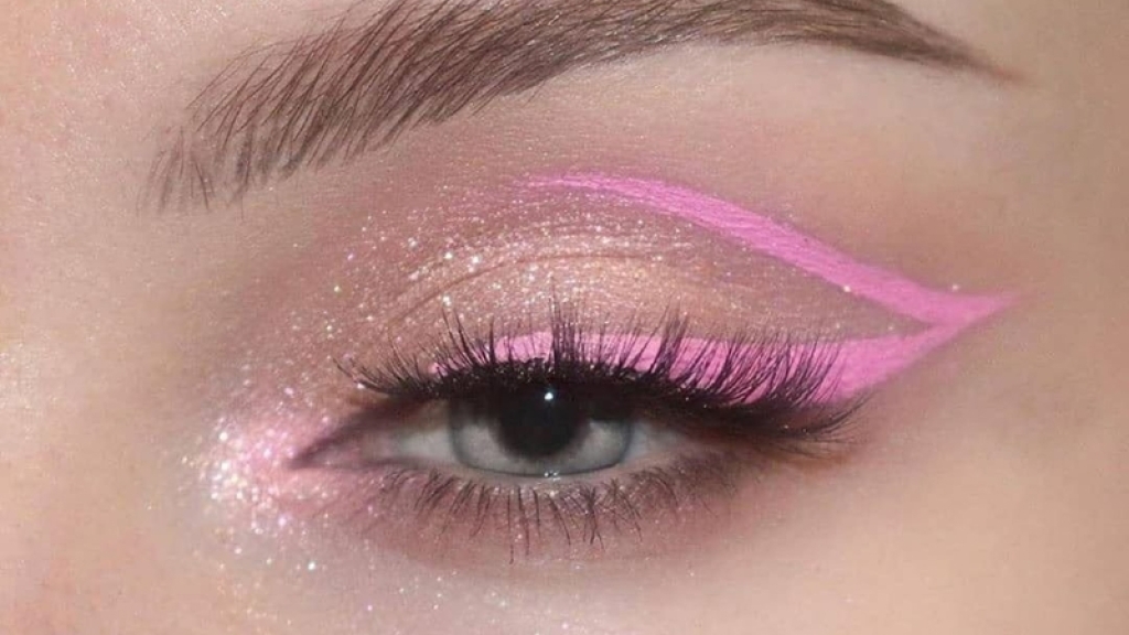 Розовые стрелки — безумно простой и одновременно необычный макияж на День Святого Валентина (ФОТО)