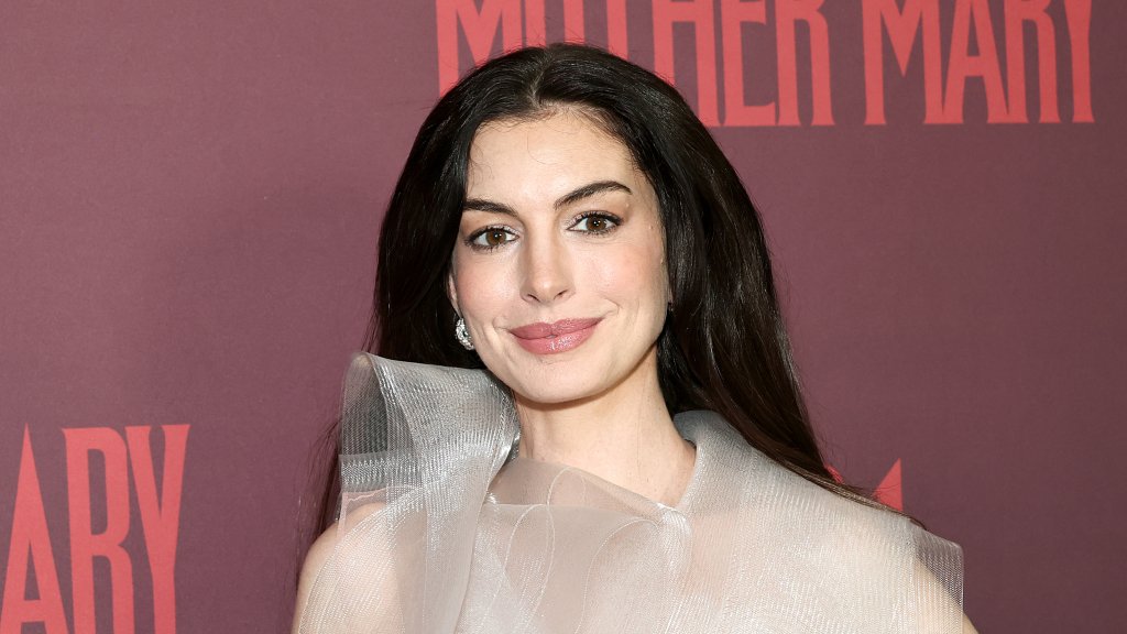 Все взгляды на нее: Энн Хэтэуэй вышла в свет в невероятном платье от украинского бренда (ФОТО)