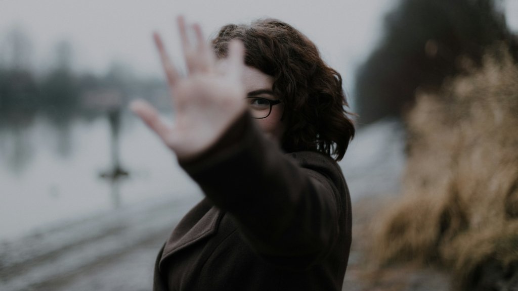 Это не скромность: три признака женщины с глубокими комплексами