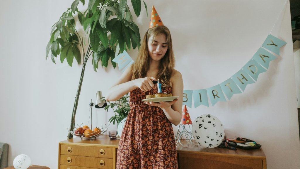 Не просто скромность — почему люди действительно не любят праздновать дни рождения