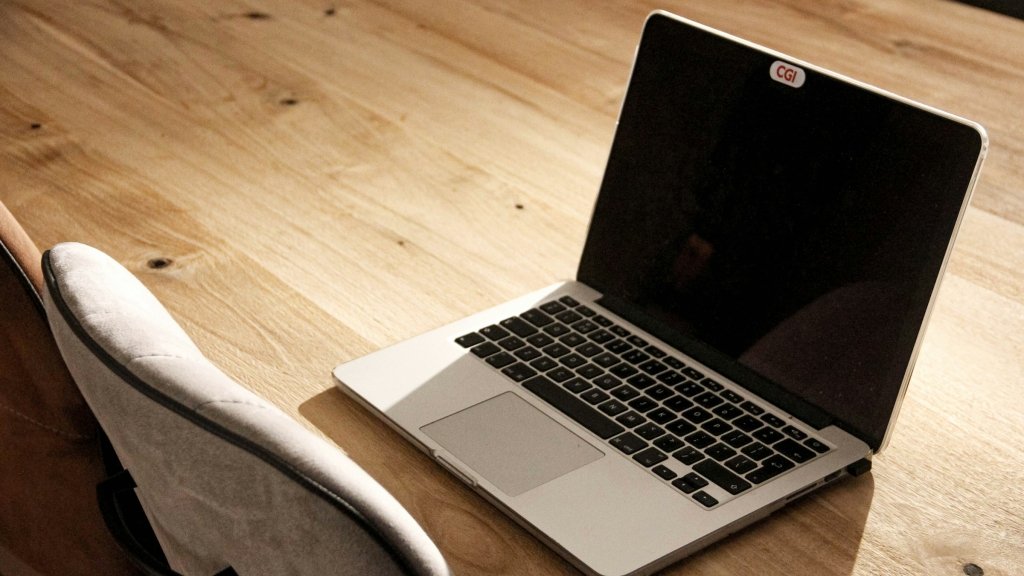 Почему украинцы заклеивают камеры ноутбуков, но не смартфонов: неожиданная правда о цифровой безопасности