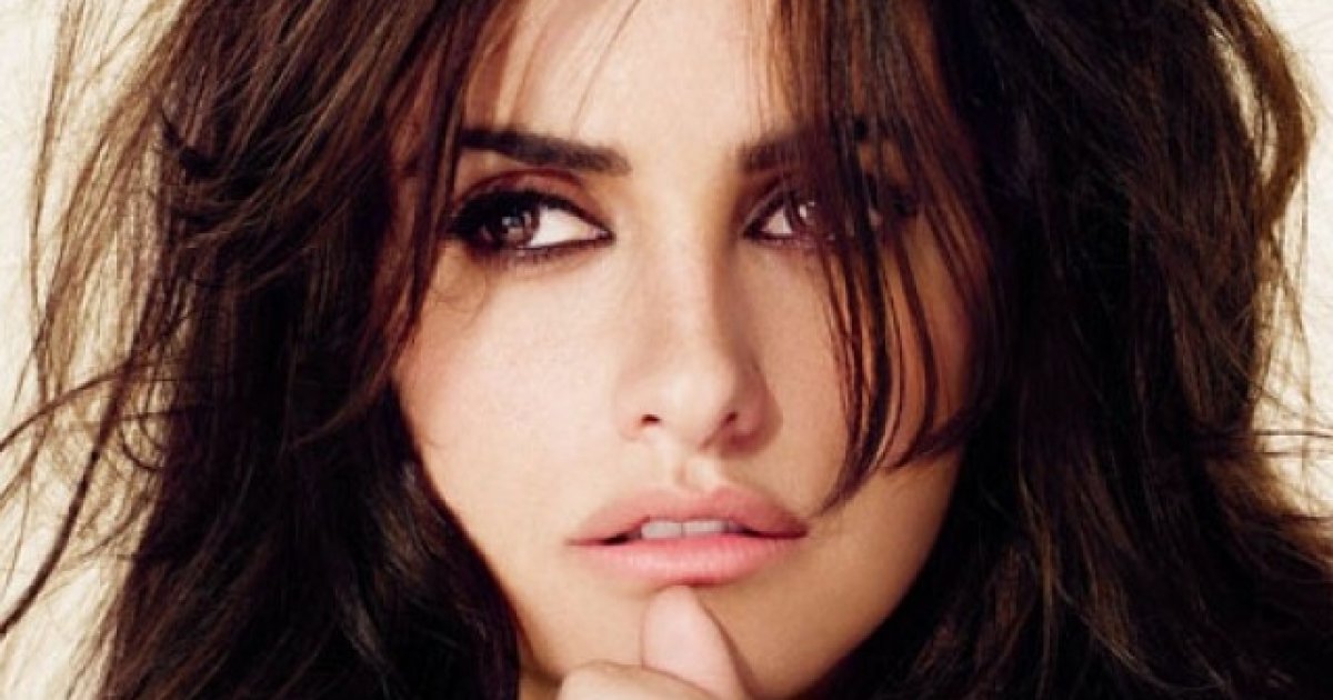 Анасы, қызы және жігіті жұдырықтасып жатқан порно видео