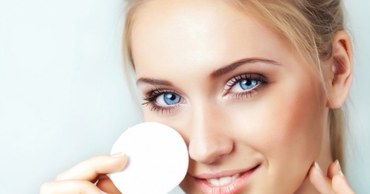 Как правильно снять макияж в домашних условиях: основные этапы