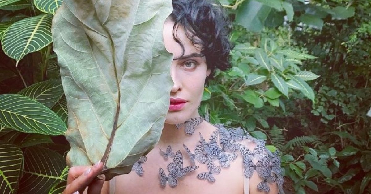 Турист ақшаға порно түсіреді.