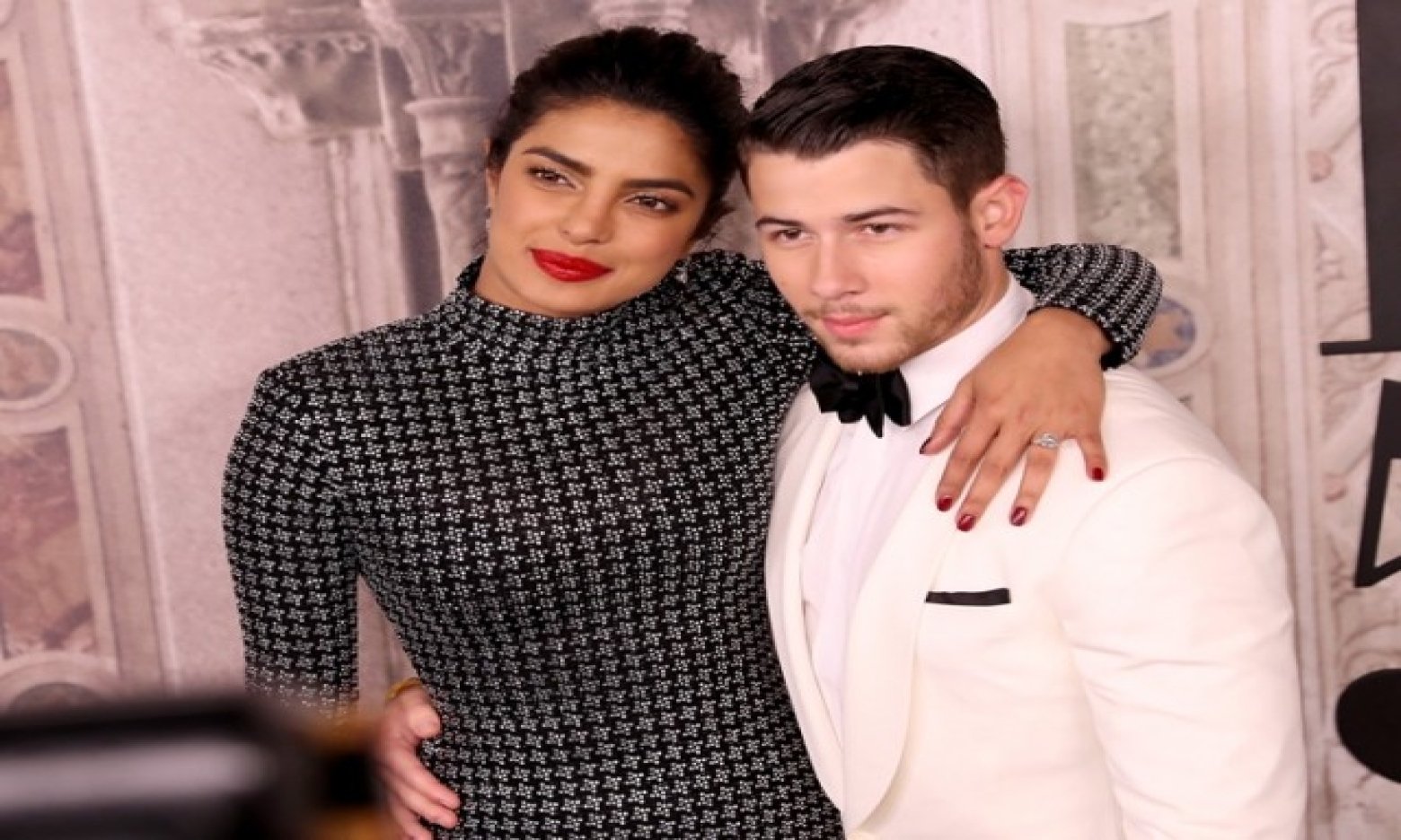 Еркектің есегін түсірген фото