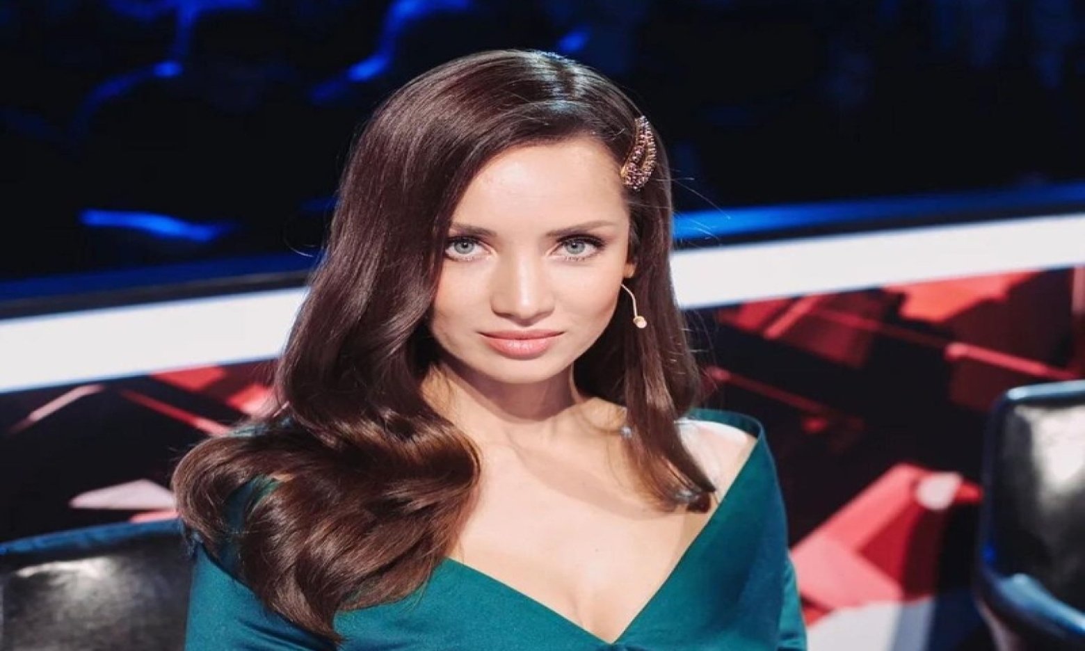 Емізіктері шығыңқы, жалпақ кеуделі порно видео.